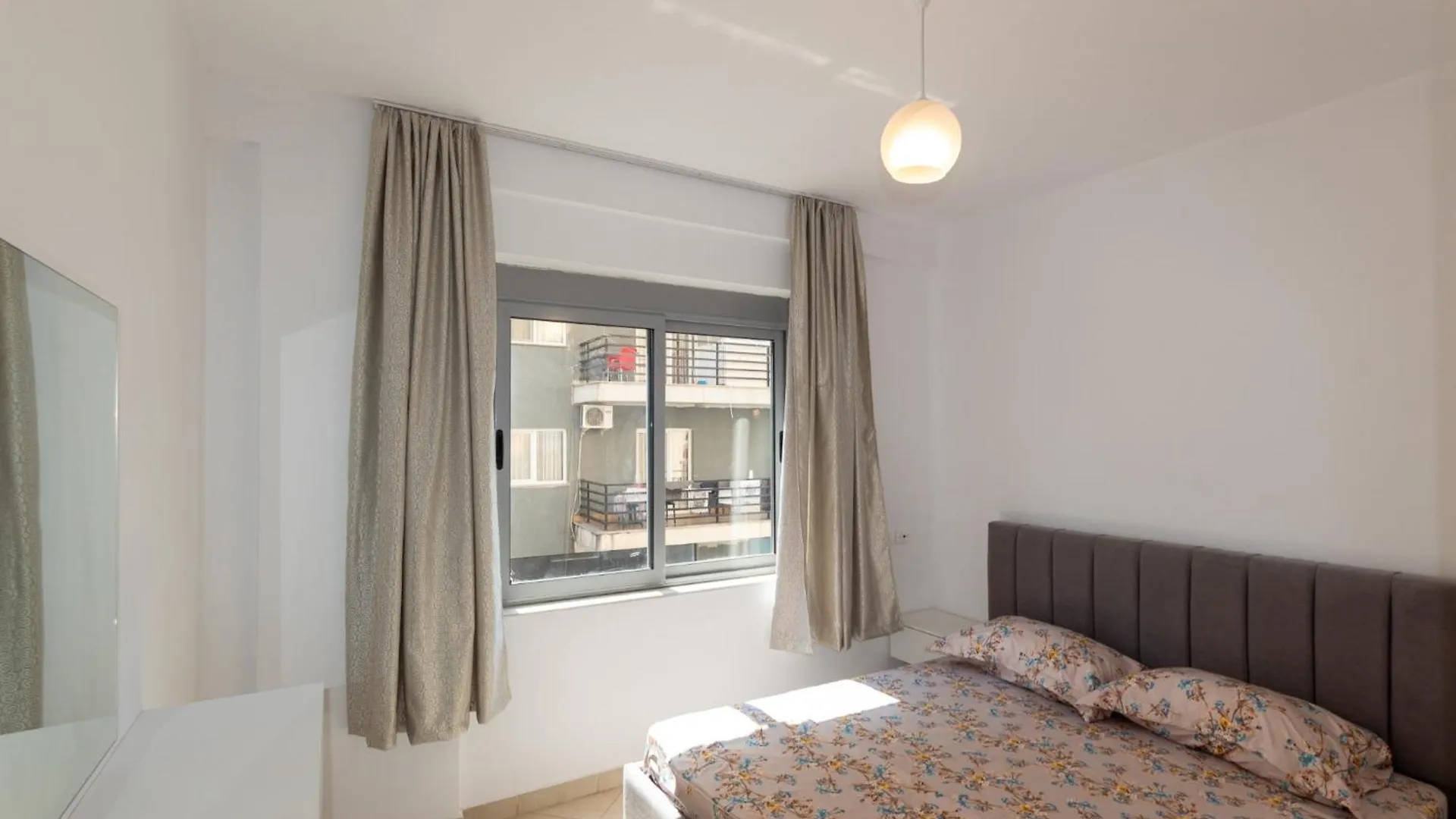 Beachside One-Bedroom Flat Дуррес